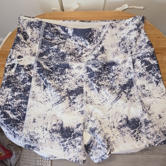 Abstract tight workout shorts by Jessica Simpson - Picture 3 of 4